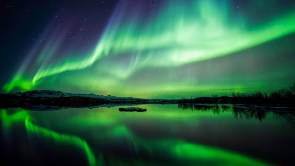 northern-lights-lake-thingvellir-national-park-iceland.jpg